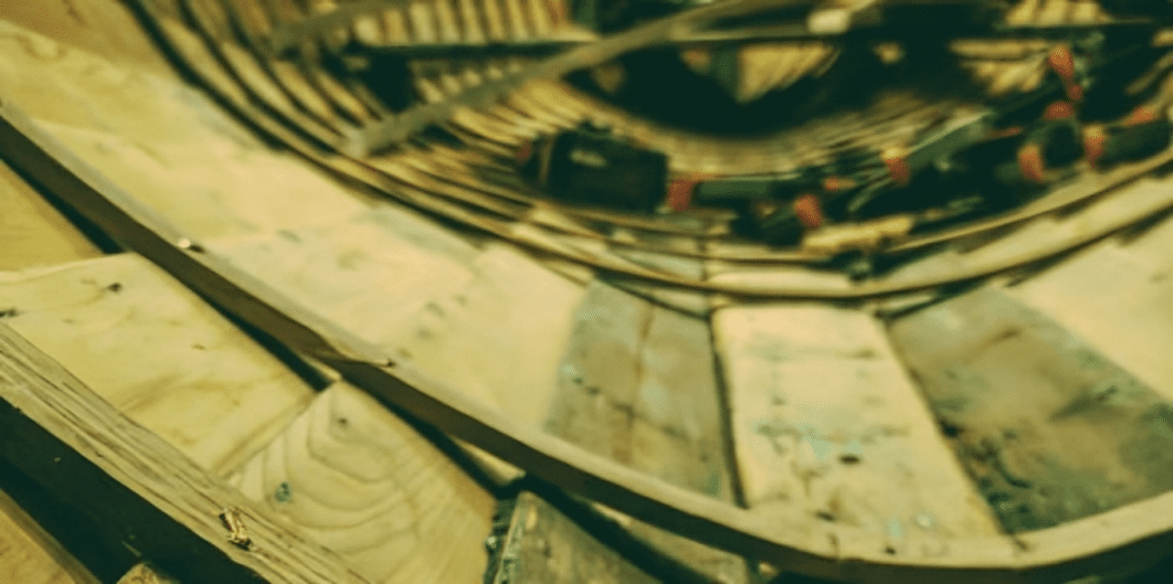 Wooden structure with curved beams